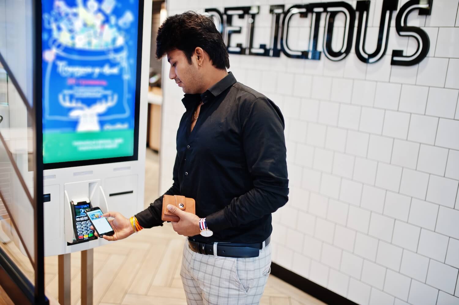 Silent Salespeople: How Self-Service Kiosks Are Helping The Bottom Line / Touch Screen Solutions